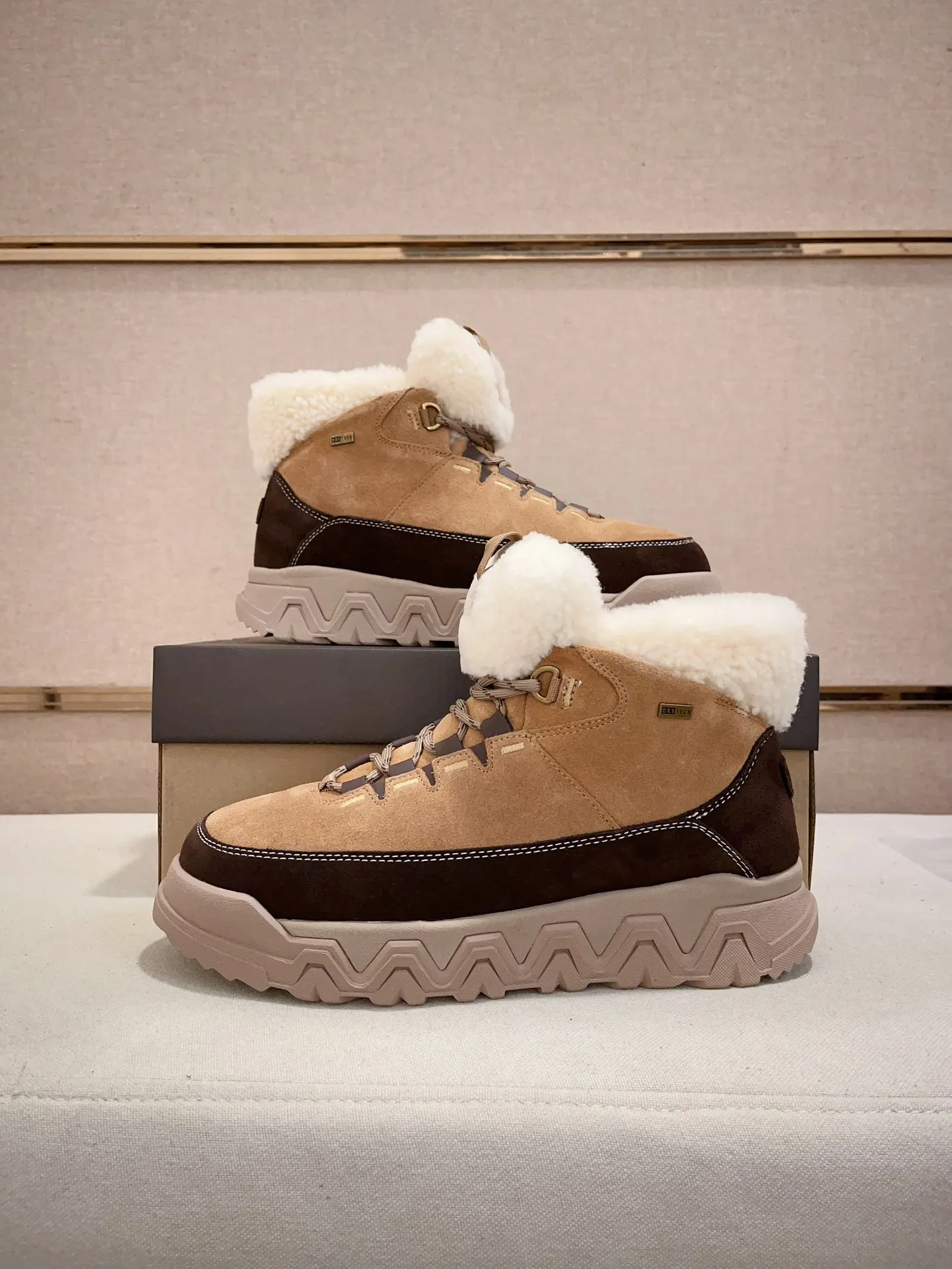 Men's shoes 💰: 660💰couples style💏(high-end goods) UGG❄️❄️latest model 1:1⃣️quality, fabric: high-end quality first-layer cowhide imported from Europe. Lining: wool lining, sole: pure imported rubber foam outsole. ❤️High-end goods, fine workmanship, trendy and fashionable. The fit is very classy. If you know the goods, you will definitely not be able to refuse😍😍Couple size: 35-44.